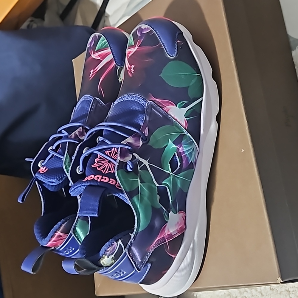 Beautiful Slip-on Satin feeling sneakers